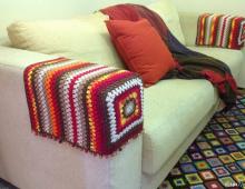 Накидка для дивана квадратными мотивами крючком Вязание из пряжи пледов на диван крючком